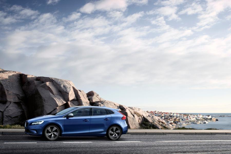  Volvo V40 T5 R-Design 2016 года  (фото 2 из 11)
